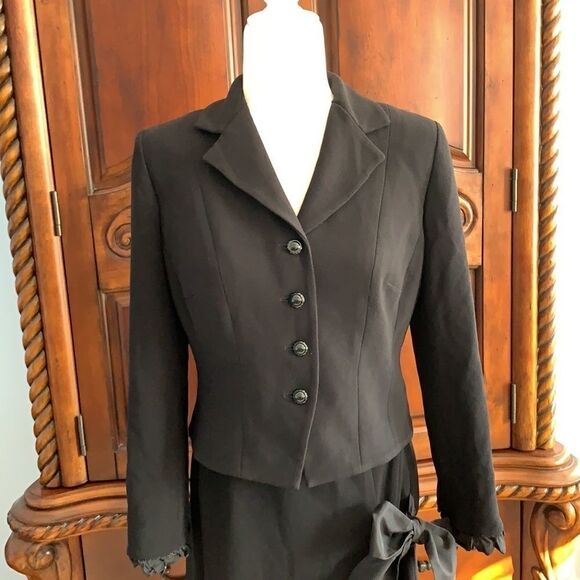 Cynthia Howie black skirt suit- 6P - Picture 4 of 9